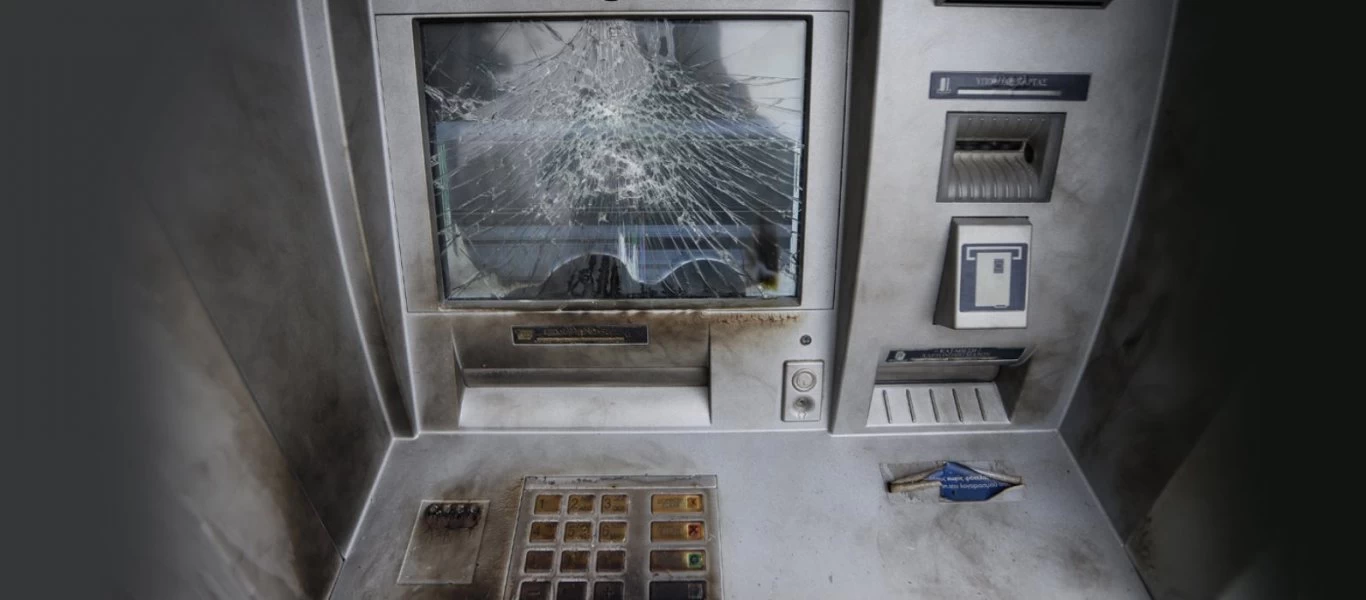 Άγνωστοι ανατίναξαν ΑΤΜ στη λεωφόρο Βουλιαγμένης